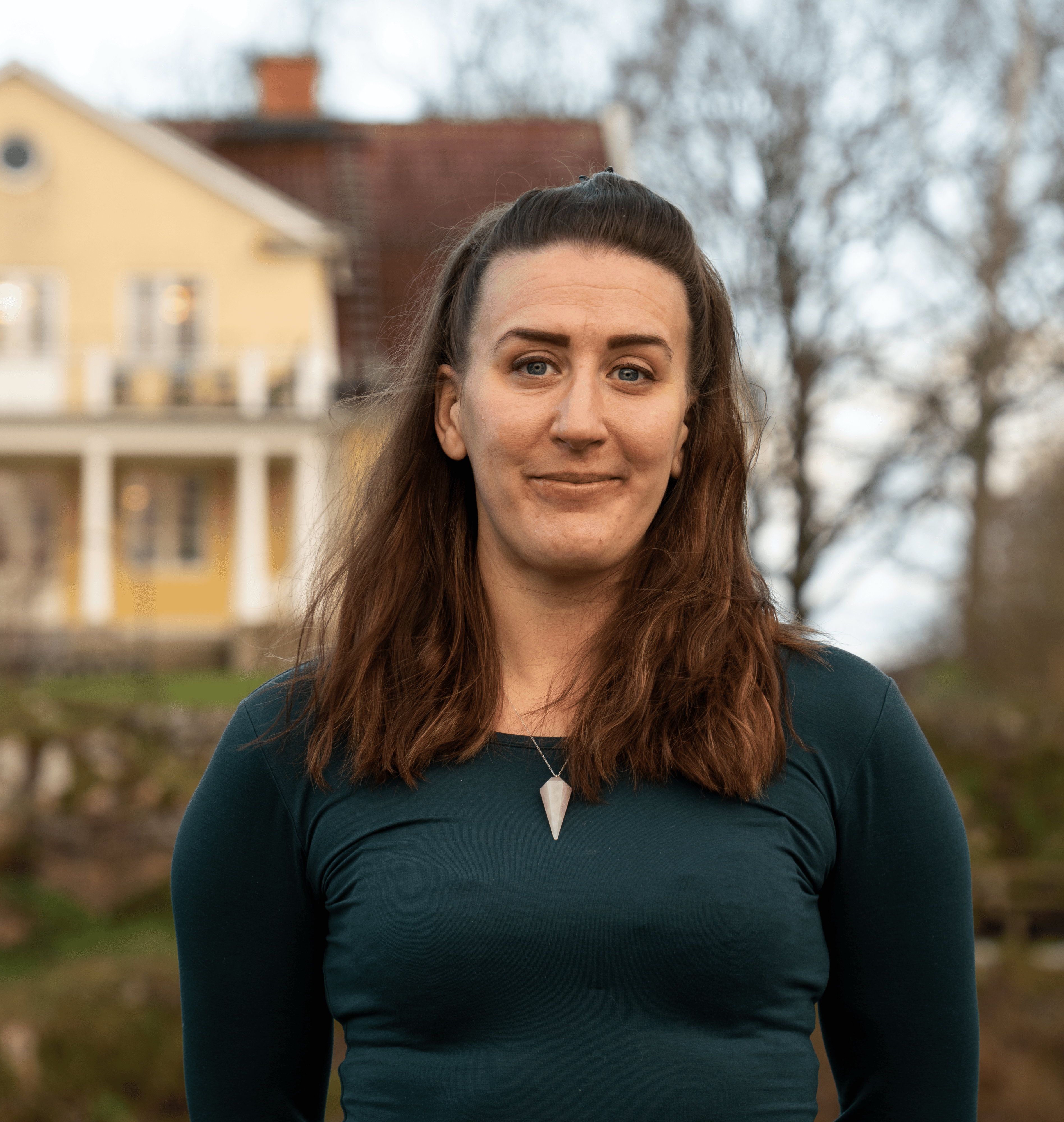 Porträtt av Sabina Abdushi, lärare på allmän kurs. Foto.