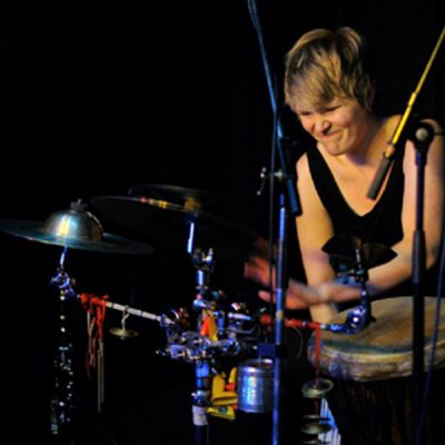 Porträtt av Ebba Wigren, tidigare deltagare på Lunnevad folkhögskolas musiklinje. Foto.